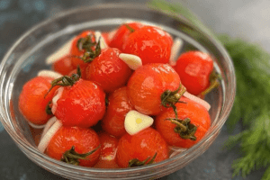 Маринованные помидоры черри за 30 минут (видео)