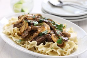 Сытный ужин из мультиварки: бефстроганов из свинины с грибами