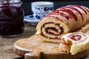 Бисквитный рулет с клюквенным джемом