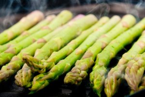 Спаржа на гриле (видео)