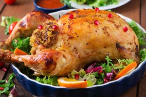 Різдвяна курочка з яблуками: рецепт для родинного свята (відео)