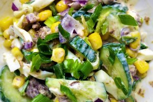 Салат с тунцем, огурцом и кукурузой (видео)
