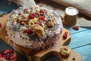 Клюквенный пирог с орехами и курагой