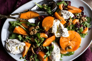 Теплий салат з хурмою та куркою