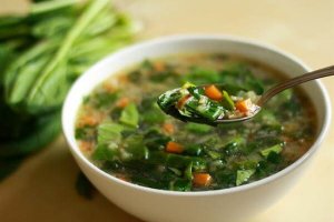 Рассольник со щавелем, салатом и шпинатом