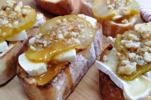 Брюскеты с карамелизированной грушей (видео)