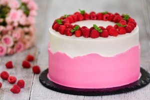 Торт з малиною (відео)
