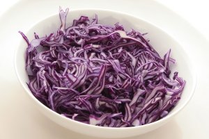 Салат из красной капусты (видео)