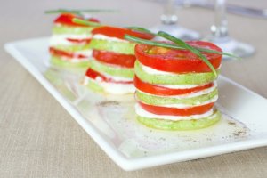 Пирамидки из кабачков и помидоров