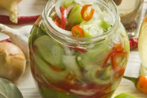 Салат из зеленых помидоров (видео)