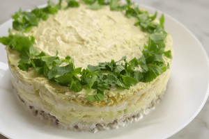 Салат из свинины: рецепт питательного блюда на Новый год (видео)