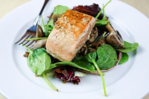 Лосось с грибами, луком-пореем и рукколой