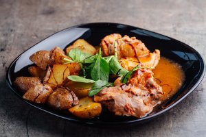 Куриные ножки, запеченные с лимоном и шпинатом