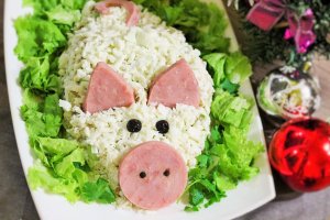 Новогодние рецепты: сытный салат «Свинка»