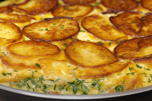 Картопляний пиріг на сковороді без духовки (відео)