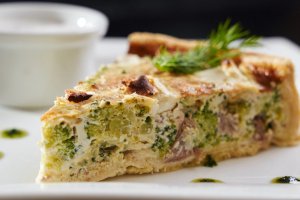 Киш с курицей и брокколи (видео)