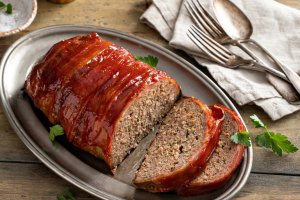 Куриный рулет с желатином: идеальная закуска для праздничного стола (видео)