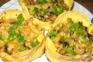 Мини-запеканки с грибами в лаваше
