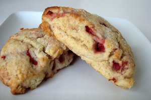 Сконы с клубникой из песочного теста