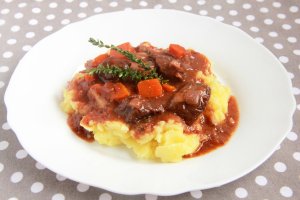 Гуляш с белым вином