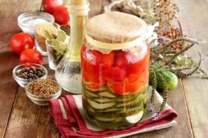 Овощной салат на зиму «Многоэтажка»: пошаговый рецепт