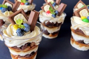 Новорічний Снікерс-трайфл: шоколад, карамель і горіхова магія (відео)