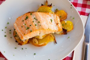 Запеченный лосось с бататом: изысканное блюдо для новогодней ночи (видео)