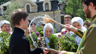 Верующие освящают букеты на праздник Троицы