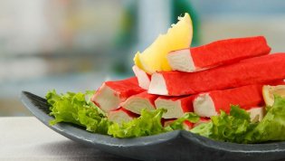 Крабовые палочки часто делают из сурими
