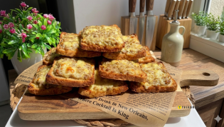 Запеченные тосты с мясной начинкой и сыром