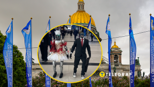 Парочка выглядит мега странно