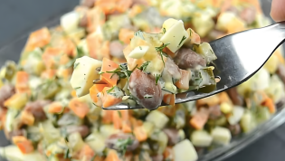 Салат с фасолью и солеными огурцами