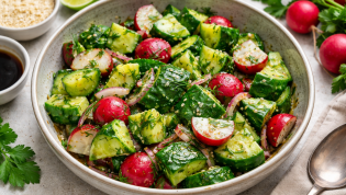 Хрустящий салат из "битых" огурцов и редиса