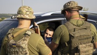 Сотрудники ТЦК проверяют документы у водителя
