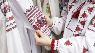 Сейчас блузы часто выполняют по популярным схемам