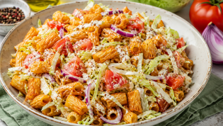 Салат с хрустящими макаронами