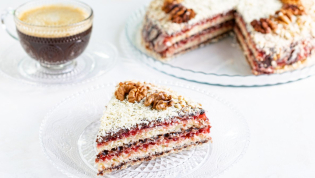 Вафельный торт с вареньем и сгущенкой