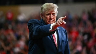 Жесты Дональда Трампа стали поводом для бурного обсуждения в соцсетях
