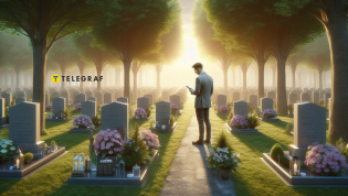 Мужчина с телефоном на кладбище