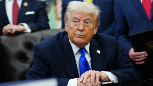 Дональд Трамп с неудачным гримом на лице