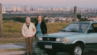 Пожилые люди возле машины