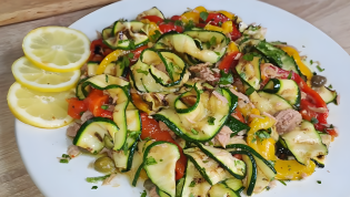 Салат с кабачками и тунцом