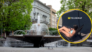 Отдыхающая поставила шезлонг возле центрального фонтана города