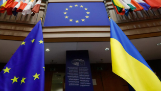 Флаги Украины и ЕС в Европарламенте