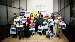 В Киеве детям погибших защитников передали ноутбуки и планшеты в рамках международного проекта