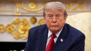 Дональд Трамп продолжает декорировать Овальный кабинет в золото