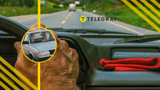 Пожилые люди за рулем