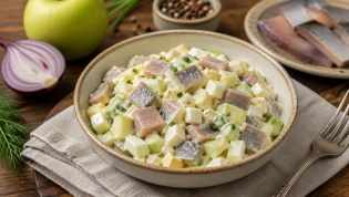 Салат с сельдью, яблоком и яйцом