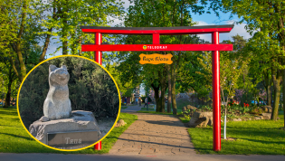 Скульптура установлена возле аллеи сакур