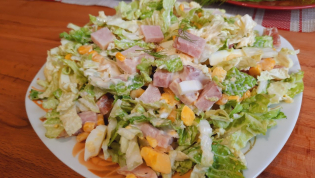 Салат с пекинской капустой и колбасой